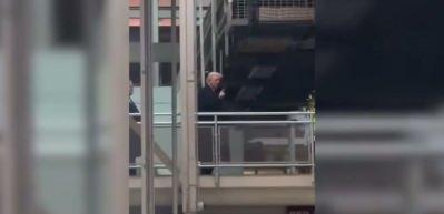 Trump'tan fabrika &ccedil;alışanına tepki &ccedil;eken parmak hareketi