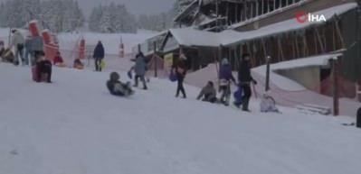 Uludağ&rsquo;da kar yağışı etkili oldu, pistlerde yoğunluk arttı