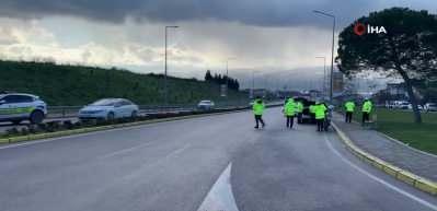 Yer: Kocaeli! &Ccedil;evirmeden ka&ccedil;an motosikletli trafik polisine &ccedil;arptı