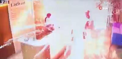 Zeytinburnu'nda siteye getirilen kargo paketi patladı! O anlar g&uuml;venli kamerasına yansıdı