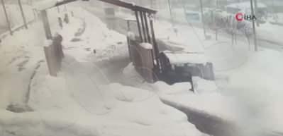 Bitlis'te yolcu otob&uuml;s&uuml;n&uuml;n polis noktasına &ccedil;arpma anı: 4 polis yaralı