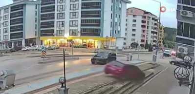 Fren yerine gaza basan kursiyer b&ouml;yle u&ccedil;tu