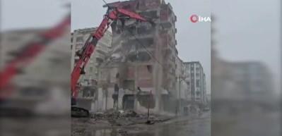 8 katlı bina bir anda yerle bir oldu