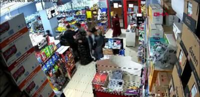 Adana'da husumetli akrabaları market kavga etti ortalık bir anda karıştı!