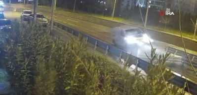 Alkoll&uuml; s&uuml;r&uuml;c&uuml;n&uuml;n kullandığı ara&ccedil; bariyere ok gibi saplandı... O anlar kamerada