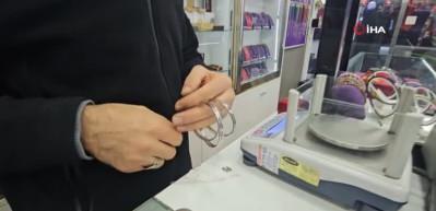 Altın bileziklerin yerini g&uuml;m&uuml;ş bilezikler alıyor