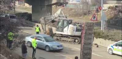 Ankara'da tırdaki kep&ccedil;e k&ouml;pr&uuml;ye takılıp yola d&uuml;şt&uuml;