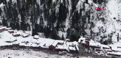 Ayder'de kar festivali kayakla başladı; kardan &ccedil;ay bardağı g&ouml;r&uuml;c&uuml;ye &ccedil;ıktı