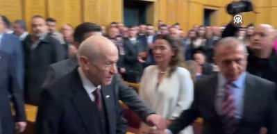 Bah&ccedil;eli&rsquo;nin y&uuml;z&uuml;k ve rozeti grup toplantısına damga vurdu