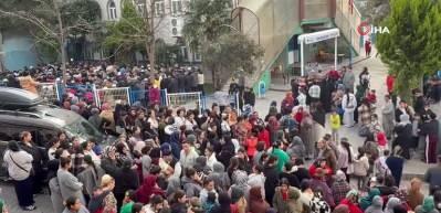 Boğazı kesilerek &ouml;ld&uuml;r&uuml;len adam toprağa verildi