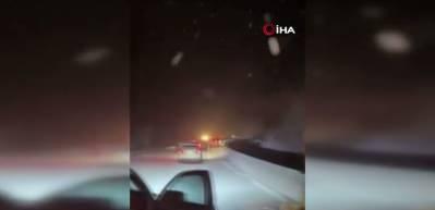 Bursa'da kar yağışı yolu kapattı! 20 ara&ccedil; mahsur kaldı