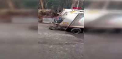 CHP'li belediyede bu da oldu! Ataşehir'de yol &ccedil;&ouml;k&uuml;nce &ccedil;&ouml;p kamyonu &ccedil;ukura g&ouml;m&uuml;ld&uuml;