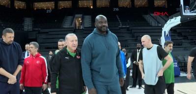 Cumhurbaşkanı Erdoğan, NBA efsanesi Shaquille O&rsquo;Neal ile parkede ter d&ouml;kt&uuml;