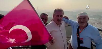 Destici, bayrak yakan b&ouml;l&uuml;c&uuml;lere Nur Dağı&rsquo;ndan T&uuml;rk bayrağı sallayarak cevap verdi