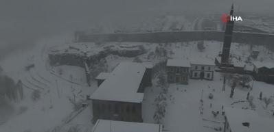 Diyarbakır'da beyaza b&uuml;r&uuml;nen 10 bin yıllık kent dronla g&ouml;r&uuml;nt&uuml;lendi