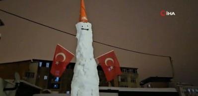 Elazığ'da dev kardan adam g&ouml;renleri hayrete d&uuml;ş&uuml;rd&uuml;