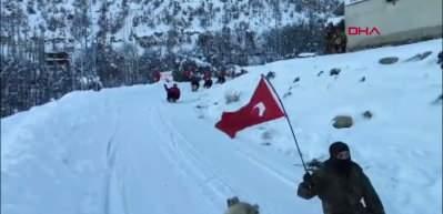 Erzurumlu gen&ccedil;lerden sınırdaki T&uuml;rk bayrağına saldırıya bayraklı tepki