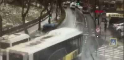 Esenler'de İETT otob&uuml;s&uuml;n&uuml;n otoparka daldığı anlarda bir kişi kıl payı kurtulmuş