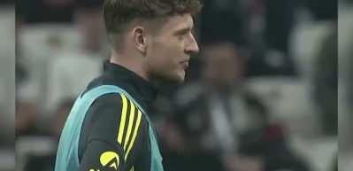 Fenerbah&ccedil;e'nin yıldızı takım arkadaşlarıyla vedalaşıp kul&uuml;pten ayrıldı