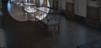 Fransa'daki Louvre M&uuml;zesi'nin soyulma anının g&ouml;r&uuml;nt&uuml;leri ortaya &ccedil;ıktı