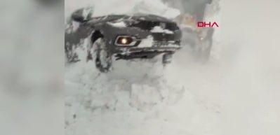 Giresun'da faciaya ramak kala! Kara saplanan otomobilin &uuml;zerine &ccedil;ığ d&uuml;şt&uuml;