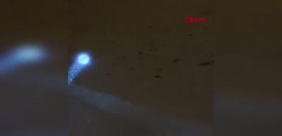 G&ouml;r&uuml;nt&uuml;lemek istedikleri kurdun saldırısından ara&ccedil;larına binerek kurtuldular