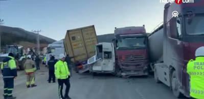 Hatay'da 11 ara&ccedil; zincirleme kazaya karıştı: &Ccedil;ok sayıda yaralı var