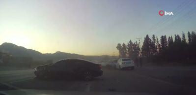Hatay'da 5 aracın karıştığı kaza ara&ccedil; kamerasına yansıdı