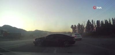 Hatay'da 5 aracın karıştığı kaza ara&ccedil; kamerasına yansıdı