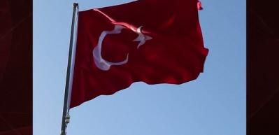 Iğdır'da balkonda asılı T&uuml;rk bayrağını sokağa atan ş&uuml;pheli tutuklandı!