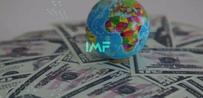 IMF bu yıla ilişkin k&uuml;resel ekonomik b&uuml;y&uuml;me tahminini y&uuml;kseltti