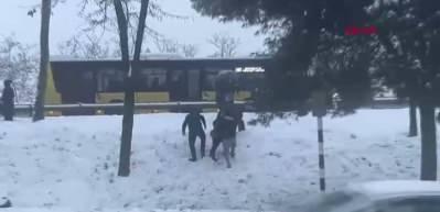 İstanbul&rsquo;da sabah saatlerinden itibaren kar yağışı etkisini artırdı