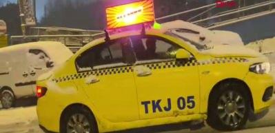 İstanbul'da yoğun kar yağışı! S&uuml;r&uuml;c&uuml;lerin zor anları