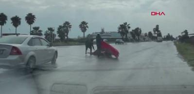 Kara yoluna d&uuml;şen T&uuml;rk bayrağını katlayıp, kaldırdılar