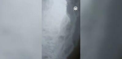 Kars'ta kara g&ouml;m&uuml;len evinden &ccedil;ıkan vatandaşın o anlar viral oldu