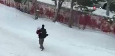 Kars'ta vefa dolu g&ouml;r&uuml;nt&uuml;: Hasta annesini kucağında taşıdı