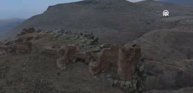 Kaya k&uuml;tlesi &uuml;zerine kurulu 1000 yıllık Murtaza Kalesi zamana direniyor