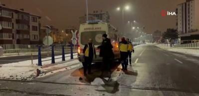 Kayseri'de otomobil ile y&uuml;k treni &ccedil;apıştı