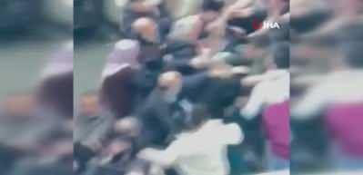 Komşuların park yeri kavgasında iki aile birbirine girdi; ortalık savaş alanına d&ouml;nd&uuml;