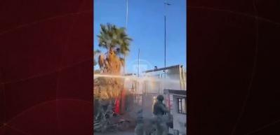  Mardin Nusaybin&ndash;Kamışlı sınır kapısında komandolar T&uuml;rk bayrağını tekrar g&ouml;ndere &ccedil;ektiği anlar.