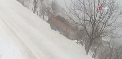 Ordu'da kamyon şarampole devrildi! Dehşete d&uuml;ş&uuml;ren anlar kamerada