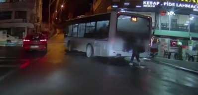 Otob&uuml;s&uuml;n arkasında &ouml;l&uuml;mle dans