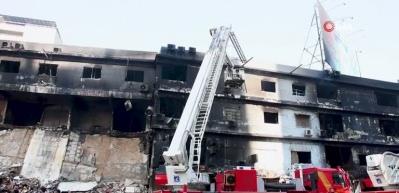 Pakistan'da yanan AVM enkazında kayıplar aranıyor: 60 &ouml;l&uuml;!