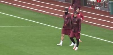 Galatasaray, Karag&uuml;mr&uuml;k deplasmanında liderliği korumak istiyor