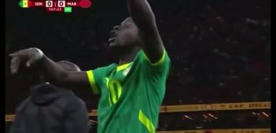 Şampiyon olan Senegal &ouml;nce sahadan &ccedil;ekilmişti sonra kupayı kazandı! İşte o s&uuml;re&ccedil;te yaşananlar!