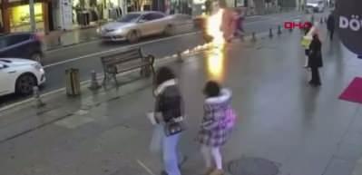 Seyir halindeki motosiklet alev aldı; o anlar kamerada