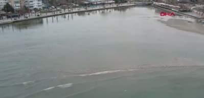 Silivri ve Avcılar&rsquo;da deniz metrelerce &ccedil;ekildi: Sahilde şaşırtan g&ouml;r&uuml;nt&uuml;ler