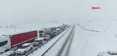 Sivas'ta ulaşıma kar engeli; Kayseri ve Malatya kara yolları kapandı