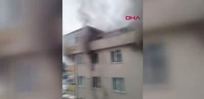 Sultanbeyli'de yangın paniği! &Ccedil;atıda mahsur kalan 12 kişi b&ouml;yle kurtarıldı