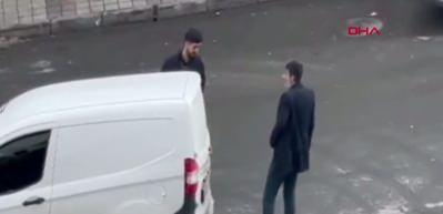 Sultangazi'de enişte ile kayınbirader arasında gerginlik; birbirlerine silah &ccedil;ektiler